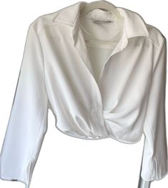 White Cropped Top For Formal Occasions, Chic Cropped Office Shirt, Elegant Cropped Shirt, Chic Collared Padded Blouse, Elegant Cropped Shirt For Fall, Elegant Cropped Zara Blouse, Chic White Cropped Shirt, Elegant Cropped Blouse By Zara, Chic Collared Tops For Office Wear