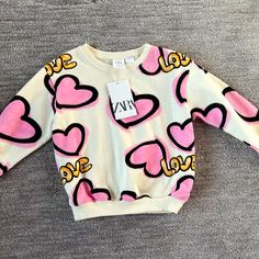 Brand New With Tags Zara Toddler Girls Size 3-4 Graffiti Heart Love Sweatshirt Sweet Pink Tops With Cartoon Print, Sweet Long Sleeve Tops With Graphic Print, Sweet Long Sleeve Graphic Print Top, Playful Heart Graphic Tops For Spring, Pink Letter Print Tops For Playwear, Cute Pink Tops For Playwear, Pink Crew Neck Top For Playtime, Playful Pink Tops For Babies, Pink Long Sleeve Tops For Playtime