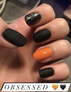 Matt black, sparkle and shiny orange for the halloween season Halloween Dip Nails Ideas Black, Halloween Mani Pedi, Matte Black And Orange Nails, Matte Black Nails Halloween, Matte Black Halloween Nails Short, Halloween Gel Nails Short Simple, Burnt Orange And Black Nails, Simple Halloween Dip Nails, October Dip Nail Ideas