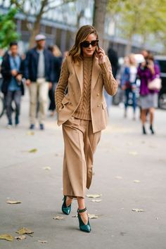 71a58e8cb75904f24cde464161c3e766desc54597517ri French Girl Outfits, Olivia Palermo Outfit, Estilo Olivia Palermo, Olivia Palermo Style, Moda Paris, Cooler Look, Olivia Palermo, Mode Inspo, Womens Fashion For Work