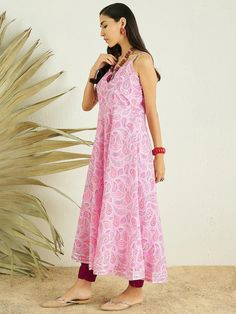 This Pink Paisley Printed Shoulder Strap A-Line Kurta With Trousers is expertly crafted with a cotton blend machine weave fabric. The floral printed A-line shape and pleated style add a touch of elegant femininity. The calf length kurta features shoulder straps and a flared hem, while the printed trousers offer a parti Fitted Cotton Dress With Paisley Print, Feminine Cotton Pleated Dresses, Summer Cotton Dress With Paisley Print, Summer Cotton Dresses With Paisley Print, Western Kurtis, Kaftan Kurta, A Line Kurta, Anarkali Kurta, Weave Fabric