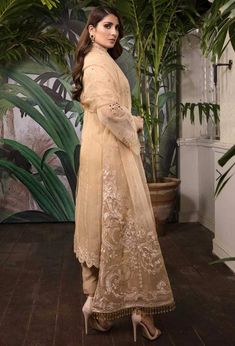 Organza Wedding Party Outfit with Embroidery Suits Pakistani, Arabian Dress, Designer Salwar Kameez, Wedding Party Outfits, Pakistani Salwar, Pakistani Designer Suits, Organza Sleeves, Organza Wedding, Designer Salwar