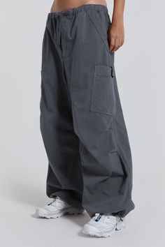 Designed with an oversized fit and a combination of metal eyelets, zip fly and adjustable cotton drawcord, our Vintage Grey Parachute Cargo Pants deliver refined luxury and ultimate comfort. Details such as a pleated knee and inside leg darts ensure a perfect fit, while a six-pocket styling and a unique airpod pocket provide functional convenience. Elevate any look with this timeless and classic silhouette. Oversized fit Six-pocket styling Elasticated waistband with adjustable cotton drawcord th Grey Parachute Pants, Cargo Pants Women Baggy, Oversized Cargo Pants, Parachute Pants Outfit, Y2k Street Style, Parachute Cargo Pants, Parachute Cargo, Baggy Cargo Pants, Baggy Trousers