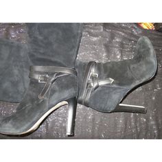 Antonia Melani's Italian Suede Leather Heeled Knee Boots in black, size 10, present a blend of style and sophistication. Ideal for classy people who love high fashion. used/ knicks on the heels which is why they are priced so low All used bags/shoes may have the following ✔️Discoloration ✔️Signs of use ✔️Scratches scuffing ✔️rubs ✔️Pls check the pictures closely as they are part of the description. ✔️All sales are final. No exchange. No refund ✔️All used footwear is thoroughly cleaned and saniti Classy People, Antonio Melani, Bags Shoes, Boot Shoes Women, Leather Heels, Suede Leather, Knee Boots, High Fashion, Womens Boots