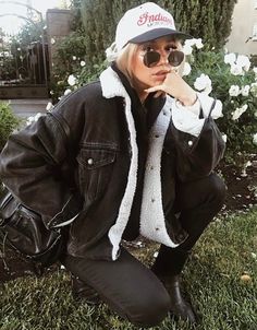 Denim Jacket Black Jeans, Fur Lined Denim Jacket, Look Grunge, Denim Jacket With Fur, Black Jean Jacket, Jacket With Fur, Lined Denim Jacket, Pastel Outfit, Lined Jeans