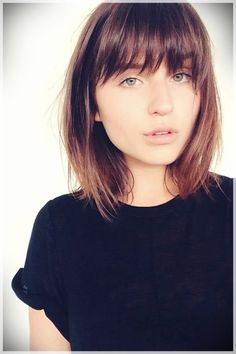 Haircuts for Round Face 2019: photos and ideas #haircutsforroundface #haircutsforwomenwithroundface Shoulder Length Hair With Bangs, Dunner Wordend Haar, Bangs For Round Face, Bob Hairstyles With Bangs, Bob Haircut With Bangs, Fringe Hairstyles, Haircuts With Bangs, Curly Hair Cuts