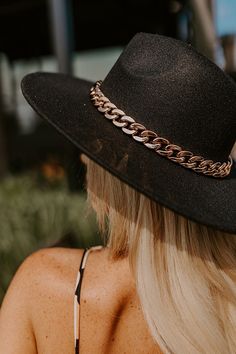 Top off your fall wardrobe in the best and most stylish way with our chic black "Love Of Lattes" hat featuring soft lightweight felt material, a wide stiff brim, and a large gold chain link accent band! Chic Gold Fedora Hat, Chic Gold Wide Brim Hat, Chic Gold Hats For Fall, Chic Gold Hat For Fall, Chic Black Hat Bands For Party, Chic Gold Wide Brim Fedora, Trendy Black Fedora With Curved Brim, Chic Black Fedora With Curved Brim, Trendy Black Hat Bands