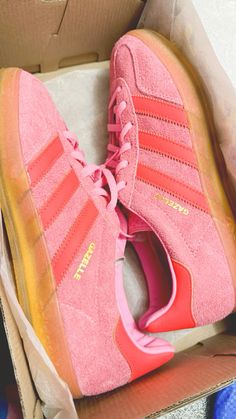 Uno mas a la colección 🧡💖 Red Samba, Preppy Shoes, Sweet Bags, Cool Fits, Red Outfit, Adidas Gazelle, Trendy Shoes