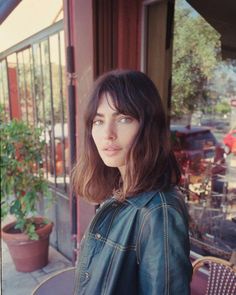 'Bottleneck Bangs' Hair Trend: The '70s Sister Of 'Curtain Bangs' For Those Nervous To Make The Chop Bottleneck Bangs, Alyssa Miller, Celebrity Hair Stylist, Trending Haircuts, Andrew Garfield, Hair Envy, Curtain Bangs, Hairstyles With Bangs, Hair Trends