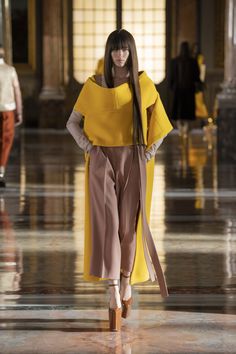 Valentino Spring 2021 Couture Fashion Show Collection: See the complete Valentino Spring 2021 Couture collection. Look 63 Shoes Fashion Photography, Valentino Haute Couture, Collection Couture, Valentino Couture, Trip Hop, Couture Week, Live Fashion, Italian Fashion Designers, Mellow Yellow