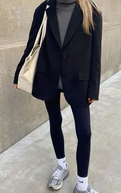 black leggings outfit: oversized blazer and chunky sneakers Glam Casual Outfit, Ootd Leggings, Spy Style, Outfits Leggins, Working Outfit, Autumn City, Stile Kendall Jenner, Winter Mode Outfits, Look Legging