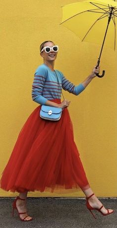 Bright Chic Outfits, Red Tulle Skirt Outfit, Color Blocking Outfits Street Style, Tulle Skirt Outfits Casual, Red Tulle Skirt, Tulle Skirts Outfit, Smile Makeup, Tule Rok, Colorful Clothing