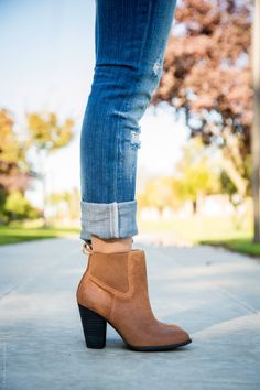 Fall Brown Heeled Booties Shoe Hacks, How To Wear Ankle Boots, Foto Top, Mode Shoes, Rolled Up Jeans, Mode Tips, Fashion Hacks, Jairzinho, Boots Fall