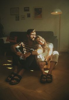 Couple Photgraphy in Bern Switzerland at home. Couple sits in the living room on the floor Room Couple Ideas, Couple Sitting On Floor, Couple With Camera, Couples Shoot At Home, Cinematic Home Photography, Chill Couple Pictures, Couple Living Room, Couple In House, Couple Sofa