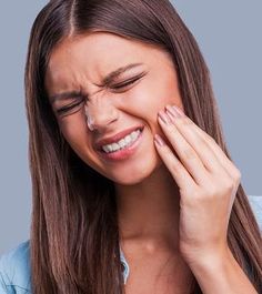 onion What You Have To Do Place the raw onion on the affected tooth. Tooth Ache Relief, Remedies For Tooth Ache, Dental Emergency, Emergency Dentist, Family Dentist, Tooth Pain, Organic Remedy, Yoga Posen, Best Teeth Whitening