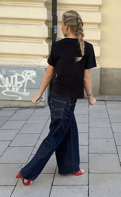 Jeans Rock Outfit, Going Out Style, Winter Layering Outfits, Edgy Fits, Stylish Eve, Model Street Style, Layering Outfits, Thrift Fashion