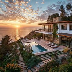 Inside Emma Stone's Malibu Home Malibu House Exterior, Malibu Houses, Cali Vacation, Villas Design, Elegant Pool, Beach View House, Hollywood Mansion