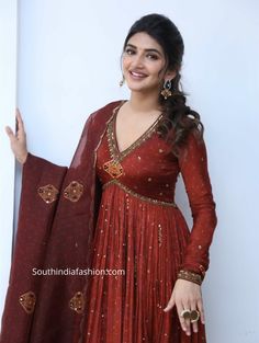 Anarkali Suit From Saree, Silk Chudithar Designs, Anarkali Dress Neck Designs, Silk Anarkali Suits Party Wear, Anarkali Suit Pattern, Anarkali Suit Ideas, Trendy Anarkali Designs, Saree Style Dress, Anarkali Suits For Wedding