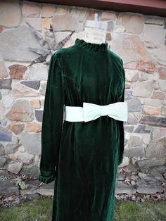 "BEAUTIFUL Vtg 1970's Green Velvet Maxi Misses Formal Full Length Dress with Mint Green Sash and Bow sz XS This is a lovely vintage 1970's full length maxi dress. There is paper tag here which says size 6 however by todays standards it is a Misses size being very petite. The dress is comprised of a lovely deep green velvet. The high neckline and cuffs of the sleeves are embellished with a rushed trim which is lovely. There is a large sash in a mint green satin with a large bow at the front. Ther Velvet Dress Maxi, White Knit Dress, Dress Empire Waist, Green Velvet Dress, White Damask, Vintage Gowns, Full Length Dress, Empire Waist Dress, Mod Fashion