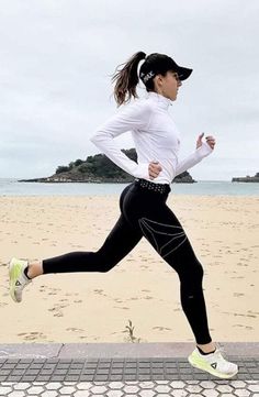 Los desafíos siempre comienzan incomodos o dolorosos
La sabiduría proviene de momentos por dificultad buen dia
Aunque te sientas en un abismo profundo siempre habrá  una salida a todo lo que te preocupa Woman Running Aesthetic, Slow Jogging, Beginner Workout Schedule, Woman Jogging, Women Runners, Running Woman, Fast Walking, Weekly Workout Schedule, Sports Fashion Editorial