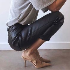 Urban Outfitters Outfit, Outfit Elegantes, Look Zara, Beige Pumps, Beige Outfit, Casual Outfit Inspiration, Beige Heels, Legging Outfits, Style Finder