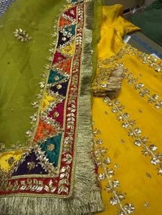 Chatapati Gharara Pakistani Bridal, Chatapati Gharara, Latest Dupatta Designs, Duptta Design, Duppattas Designs Ideas, Books Embroidery, Hoops Embroidery, Painted Dupatta, Embroidery Books