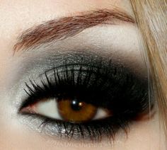 Silver smokey eye Silver Smokey Eye, Eye Beautiful, Black Smokey Eye, Smoky Eyes, Beauty Eyes, I Love Makeup, Cut Crease, Makati, Eye Make