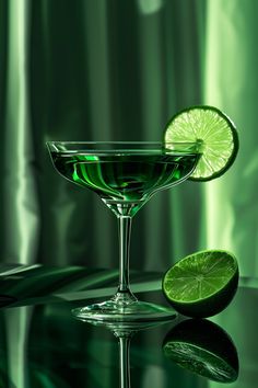 Green Cocktail Aesthetic, Dark Green Cocktail, At Home Cocktails, Nail Background, Home Cocktails, Cocktails Photography, Green Cocktails, Green Alcohol, Ibiza Party