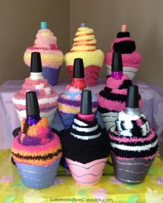 there are many knitted ice cream cones on the table