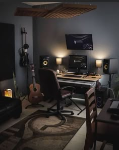 guitar room Guitarist Room Aesthetic, Bedroom Music Studio Ideas, College Apartment Room Ideas, Gothic Study, Music Setup, College Dorm Room Inspiration, Guitar Room, Simple Interior Design