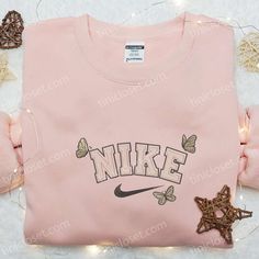 The Butterfly x Nike Animal Embroidered Shirt is a custom masterpiece that combines the elegance of butterflies with the iconic Cute High School Outfits, Nike Embroidered Sweatshirt, Nike Cartoon, Sweatshirts Aesthetic, Nike Inspired, Best Family Gifts, Embroidered Shirts, Diy Sweatshirt, High School Outfits