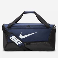 The spacious and durable Nike Brasilia Duffel Bag keeps all your training gear at hand. A side compartment stores shoes separately, while inner and outer pockets help you stay organized. This product is made with at least 65% recycled polyester fibers. Nike Sports Bag, Nike Duffle Bag, Mochila Nike, Sport Nike, Gianfranco Ferre, Training Gear, Duffel Bags, Backpack Sport, Sports Brands