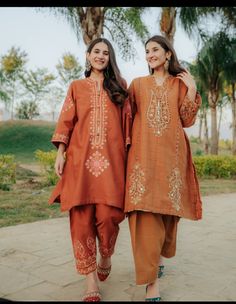 Kasmiri Embroidery Work, Pashmina Suit, Embroidery Work Kurti, Suits Pakistani, Suit Embroidery, Embroidery Fashion Detail, Formal Wear Dresses