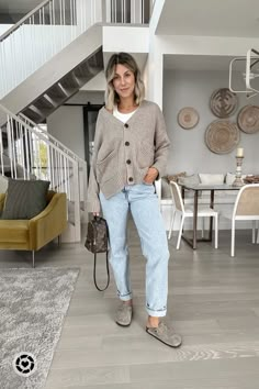 Casual Boston Clog Outfit, Boston Clog Outfit Fall, Fall Outfits Birkenstocks, Outfit With Clogs Fall, Outfits With Birkenstock Boston, Styling Birkenstock Boston, Boston Clogs Outfit Winter, Styling Boston Birkenstocks