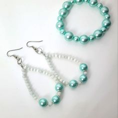 Glass Pearl And White Cat, Teal/White Oval Earrings And Stretch Bracelet Oval Earrings French Hooks 3½"L X 1¼"W. 8 And 2mm Beads. Stretch Bracelet 7" 6 And 10mm Beads. Clay Bead Earrings, 2mm Beads, Homemade Earrings, Ombre Earrings, Bracelet Inspo, Beaded Earrings Diy, Diy Jewelry Unique, Wire Jewelry Designs, Oval Earrings