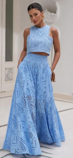 Street Style 2024 Summer Street Style 2024 Summer Trends, Long Skirt Casual, Winter Mini Dresses, Gorgeous Maxi Dresses, Half Skirt, Mini Robes, 70 Dress, Feminine Look, Skirts With Pockets