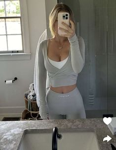 Daisy Keech Body, Y2k Tiktok, Outfits Asian, Daisy Keech, Viral Aesthetic, Chanel Lipstick, Gymwear Outfits, Gym Goals, Vintage Ootd