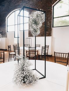 the centerpieces are set up in an empty room with tables and chairs around them