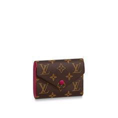 The compact victorine wallet in monogram canvas combines femininity and functionality. It opens out to reveal many practical features, including card slots and pockets for bills and coins. Its envelope-style flap is sealed with a press-stud.the piece is either finished with a gold or color-matched press-stud. Louis Vuitton Taschen, Louis Vuitton Emilie Wallet, Lv Bumbag, Emilie Wallet, Louis Vuitton Totes, Beige Bag, Coin Purse Wallet, Luxury Purses, Monogram Tote