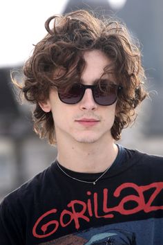 Timothee Chalamet Hair, Messy Hair Boy, Short Hair For Boys, Wavy Hair Men, Medium Curly, Different People, Homeless People