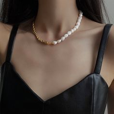 Designed real baroque pearl necklace How can a necklace be sexy and elegant? These special baroque pearl necklaces will answer the question. The stylish, sexy twist gold necklace is balanced by a unique, gentle baroque freshwater pearl necklace. If the baroque pearl necklace is alive, she must be a goddess of war, sexy, brave, and gentle. For anyone who wants to make a statement, this baroque pearl chain necklace is one of the must-have pieces of jewelry. Eye-catching twisted chain necklace The Kalung Choker, قلادات متدلية, Natural Pearl Necklace, Bridal Pearl Necklace, Gold Rope Chains, Baroque Pearl Necklace, Gold Pearl Necklace, Chain Choker Necklace, Pearl Pendant Necklace