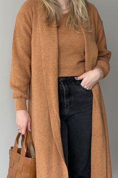 Casaco em tricot perfeito para quem busca conforto e estilo. Feito em tricot midi e com modelagem oversize, se adapta facilmente a diferentes tipos de corpo. Além disso, possui fendas na base que dão mais movimento ao casaco. Ficar quentinho nunca foi tão elegante! Madrid