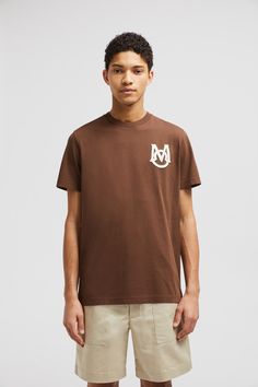 A wardrobe staple, this t-shirt is featured in a classic crew neck, short sleeve silhouette. The cotton jersey style is embellished with a prominent monogram patch on the chest. Sleeve Silhouette, Penguin T Shirt, Monogram T Shirts, Jersey Style, Latest T Shirt, A Bathing Ape, Monogram Logo, T-shirt Polos, Wardrobe Staples