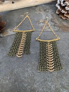 Fun and Stylish boho dangle earrings .. crafted with hand forged brass accent bars with satin link chain detail accented with hand wire wrapped bronze link chain and satin gold herringbone detail chain . These stunners measure 4 inches in length . Boho Style Bracelets, Bar Jewelry, Mixed Metal Jewelry, Upcycled Jewelry, Boho Stil, Chain Earrings, Jewelry Creation, Chains Jewelry, Metal Jewelry