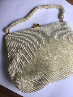 Vintage 1950s Large Corde' Beads Beige Wedding Bag Una grande borsa di piccole perle in acrilico color beige. Un accessorio Made in USA anni 50. Un giusto accessorio per una sposa. Condizioni come da foto Dimensioni cm. 25x32 col manico 40 Formal Vintage Evening Bag With Pearl Handle, Vintage Beaded Beige Bags, Vintage Beige Party Bag, Vintage Rectangular Bag With Pearl Embroidery, Vintage Beige Evening Bag With Pearl Handle, Vintage Evening Bag With Pearl Embroidery For Events, Vintage Pearl Embroidered Evening Bag For Events, Cream Beaded Evening Bag, Beaded Beige Evening Bag