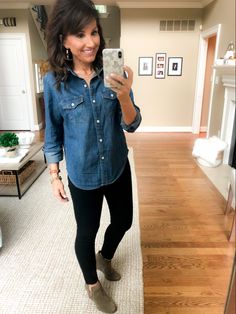 7 Ways to Wear a Denim Shirt - Cyndi Spivey Blue Jean Shirt Outfits, Denim Shirt Outfits, Denim Shirt Outfit Women, Jean Shirt Outfits, Chambray Shirt Outfits, Black Denim Shirt, Denim Shirt Outfit, Blue Shirt With Jeans, Ripped Jeggings