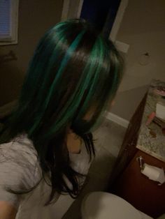 Haie inspo blue greenish highlights Brown Hair With Aqua Highlights, Hair Dye Blue Highlights, Green And Black Chunky Highlights, Blue Hair With Green Highlights, Blue And Green Streaks In Hair, Teal Skunk Stripe Hair, Colored Highlights On Dark Hair, Green Blue Hair Dye, Dark Green Hair Highlights