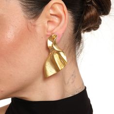 Elevate your wardrobe with the ZEYDOR Sculpted Gold Flair Earring, a masterpiece of abstract design and artistic expression. This statement piece embodies a fusion of modern artistry and timeless elegance, making it a versatile accessory for any occasion. Craft your statement; wear your art. With these earrings, you're not just accessorizing - you're proclaiming your style to the world. Abstract Gold Earrings, Nature Jewelry Photoshoot, Elegant Artistic Drop Earrings, Elegant Artistic Design Drop Earrings, Gold Artsy Earrings For Party, Artsy Gold Earrings For Party, Artistic Gold Earrings For Parties, Contemporary Gold Earrings For Parties, Artistic Drop Earrings For Party