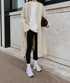 Nike Socks Outfit, Minimal Style Outfits, Minimal Stil, Sporty Chic Outfits, Socks Outfit, Trainers Outfit, Makeup Korean, Look Legging, New Balance Outfit