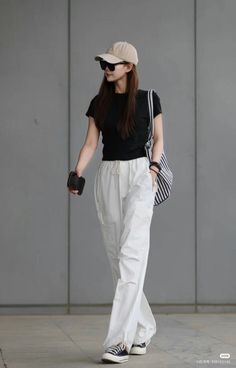 Airport Fits Women, Kdrama Casual Outfit, Sporty Airport Outfit, Casual Korean Outfits Street Style, Korean Outfit Summer, Tshirt Styling, Ootd Airport, Eurotrip Outfits, Black Shirt Outfits